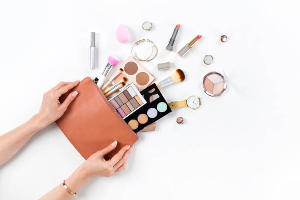bolsa de maquillaje con productos cosméticos de belleza - cosmetic bag fotografías e imágenes de stock