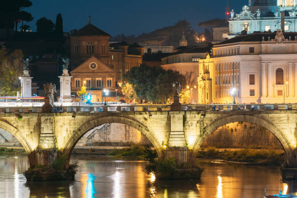 rzym, włochy. szpital ducha świętego i most alian w wieczornej nocy iluminacje - aelian bridge zdjęcia i obrazy z banku zdjęć