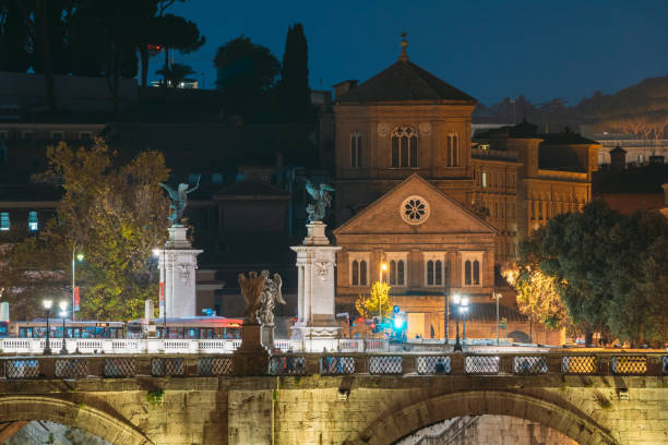 roma, italia. hospital del espíritu santo y puente aeliano en iluminaciones nocturnas - aelian bridge fotografías e imágenes de stock