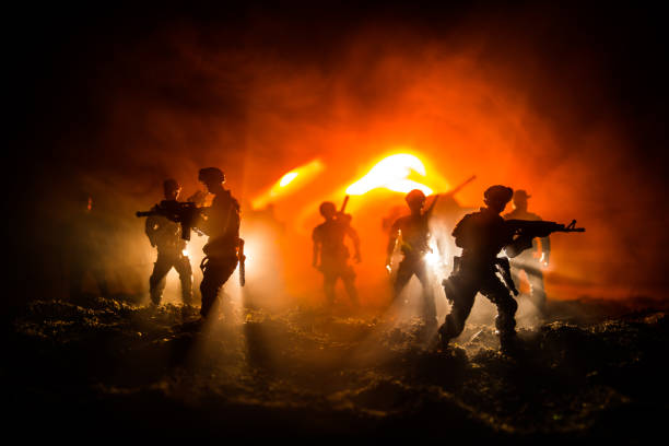 concepto de guerra. siluetas militares luchando escena en la guerra niebla cielo fondo, lucha siluetas debajo de horizonte nublado por la noche. escena de batalla. vehículo del ejército con soldados. ejército - car individuality military 4x4 fotografías e imágenes de stock