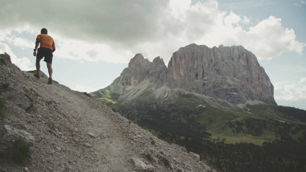 sendero del hombre corriendo en la montaña: los dolomitas - sella pass fotografías e imágenes de stock