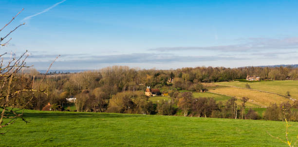 north downs dans le kent vu d'un sentier près de leeds, maidstone - north downs scenics western europe southeast england photos et images de collection