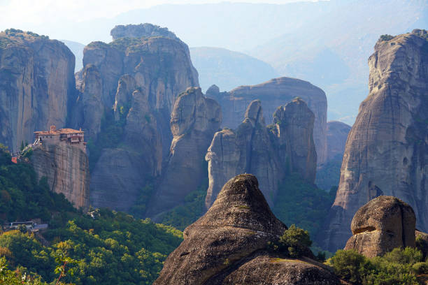 bellissimo paesaggio di meteora, grecia con i suoi monasteri, le sue montagne e la natura - meteora monk monastery greece foto e immagini stock