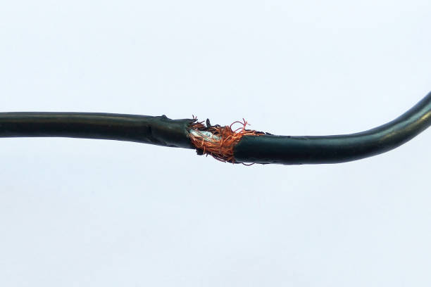 поврежденный черный электрический шнур на белом фоне - electrical fault стоковые фото и изображения