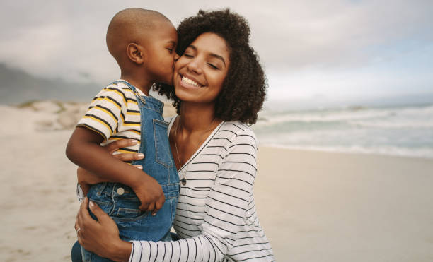 syn całuje swoją matkę na plaży - single mother one parent child kissing zdjęcia i obrazy z banku zdjęć