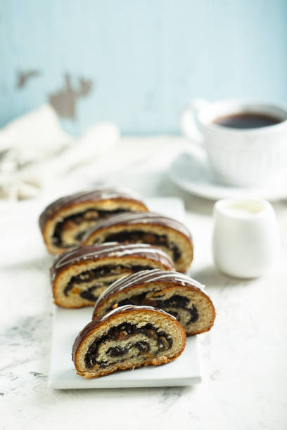 ポピー種子ロール - fork vertical bread strudel ストックフォトと画像