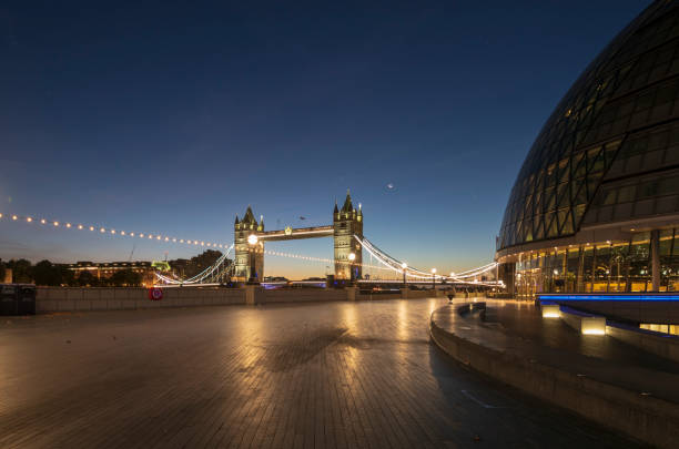 タワーブリッジとロンドンシティホール (サンライズ) - london england sunlight morning tower bridge ストックフォトと画像