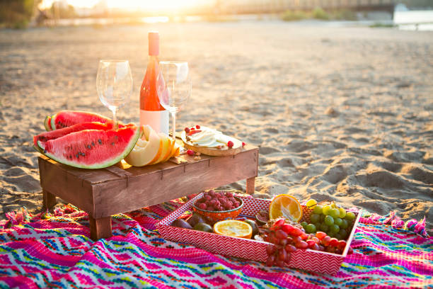 picknick mit rosenwein, obst, nussfleisch und käse - mediterranean cuisine mediterranean culture food bread stock-fotos und bilder