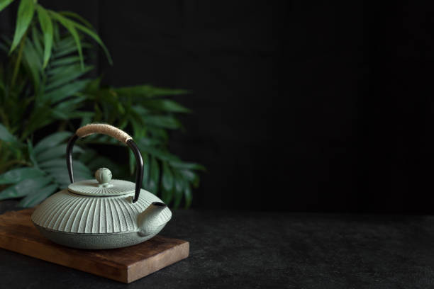 théière en fer traditionnel - tea cup cup old fashioned china photos et images de collection