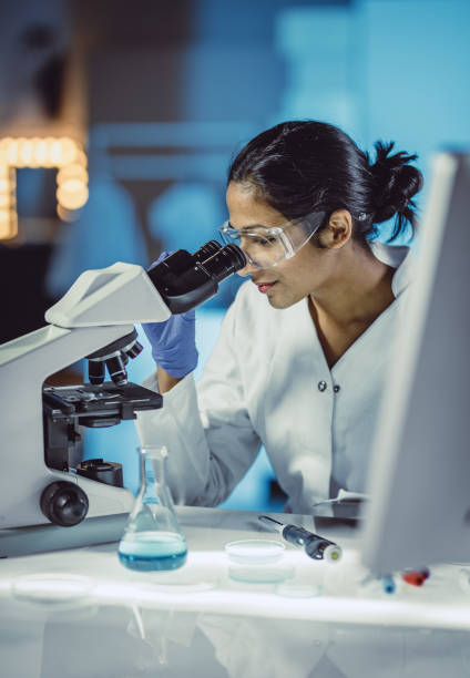 porträt eines weiblichen wissenschaftler arbeiten im labor - laboratory microscope pathologist scientist stock-fotos und bilder