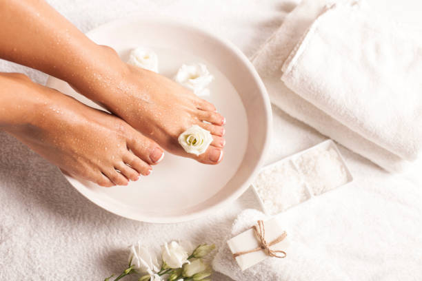 白い背景にフットスパ。スパの背景。 - beauty spa massaging spa treatment health spa ストックフォトと画像