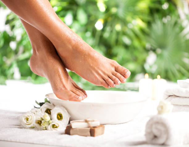 熱帯の緑の葉の背景にフットスパ - beauty spa massaging spa treatment health spa ストックフォトと画像