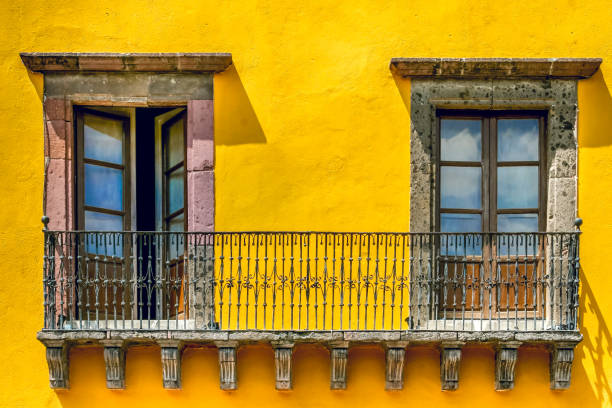 la facciata di un edificio nel centro storico di san miguel de allende nello stato di guanajuato in messico - mexico san miguel de allende wall road foto e immagini stock