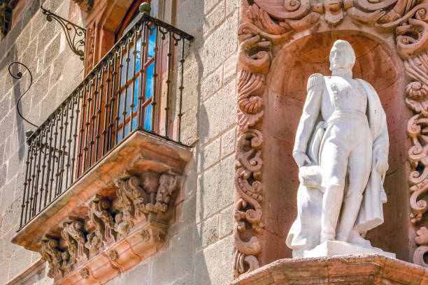 la statua del generale ignacio allende adorna un edificio d'angolo nella città di san miguel de allende in messico - mexico san miguel de allende wall road foto e immagini stock