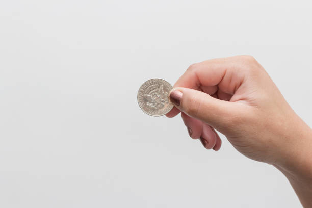 kobieta ręka trzyma pół dolara moneta, białe tło - fifty cent coin zdjęcia i obrazy z banku zdjęć