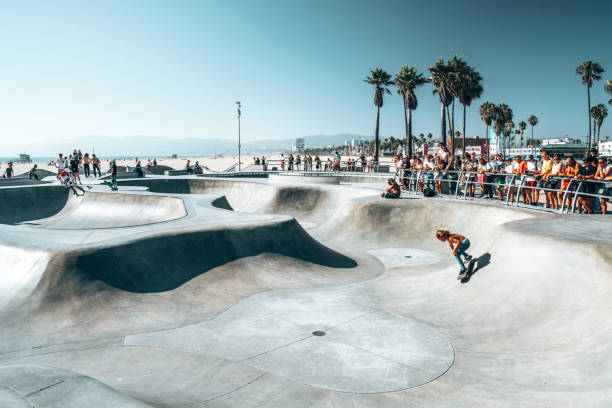 skate park sulla spiaggia di venezia sull'oceano. - skateboard park foto e immagini stock