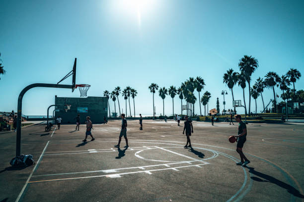 basketballplatz am strand von venedig in los angeles. - basketball basketball hoop california southern california stock-fotos und bilder