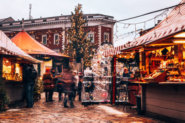 os povos apreciam o mercado do natal no inverno riga - riga baltic countries europe night - fotografias e filmes do acervo