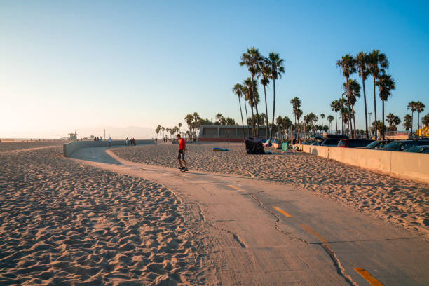 ビーチで1輪、自転車、スケートボードに乗っている人々 - santa monica city of los angeles beach los angeles county ストックフォトと画像