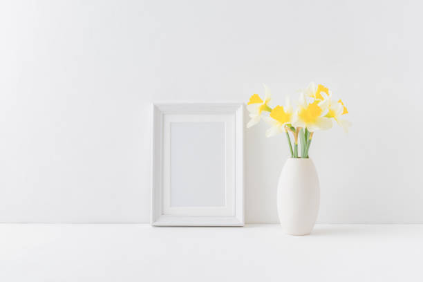 home interior with decor elements - daffodil flower yellow vase imagens e fotografias de stock