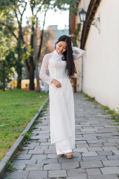 Hermosa Chica Vietnamita Vestida Tradicional Ao Dai Vestido Blanco Rayo De  Luz En El Fondo Foto de stock y más banco de imágenes de A la moda - iStock