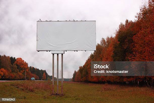 Banner Na Estrada - Fotografias de stock e mais imagens de Afixar Cartaz - Afixar Cartaz, Ao Ar Livre, Céu