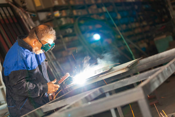 Arc welder with welding mask and sparks Arc welder with welding mask and sparks welder engineering construction bright stock pictures, royalty-free photos & images