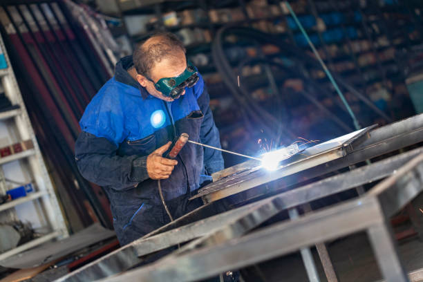 Arc welder with welding mask and sparks Arc welder with welding mask and sparks welder engineering construction bright stock pictures, royalty-free photos & images