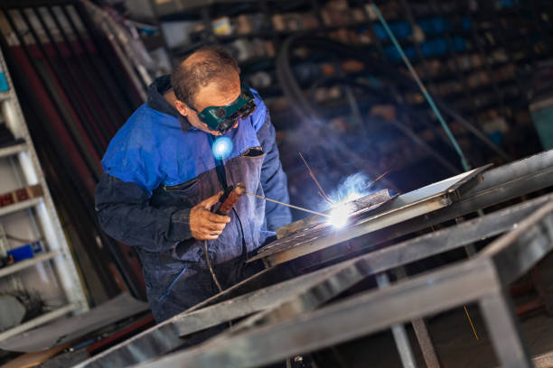 Arc welder with welding mask and sparks Arc welder with welding mask and sparks welder engineering construction bright stock pictures, royalty-free photos & images