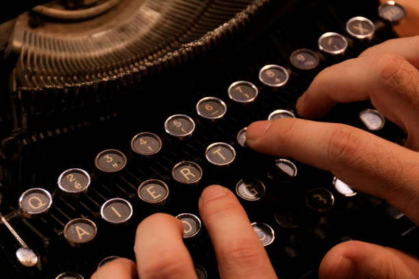 manos escribiendo en la vieja máquina de escribir. - typewriter journalist writing report fotografías e imágenes de stock