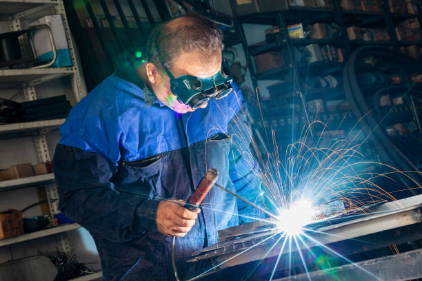 Arc welder with welding mask and sparks Arc welder with welding mask and sparks welder engineering construction bright stock pictures, royalty-free photos & images