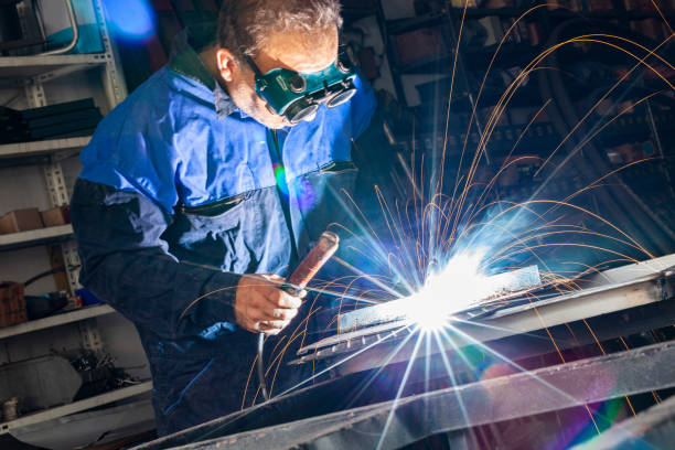 Arc welder with welding mask and sparks Arc welder with welding mask and sparks welder engineering construction bright stock pictures, royalty-free photos & images