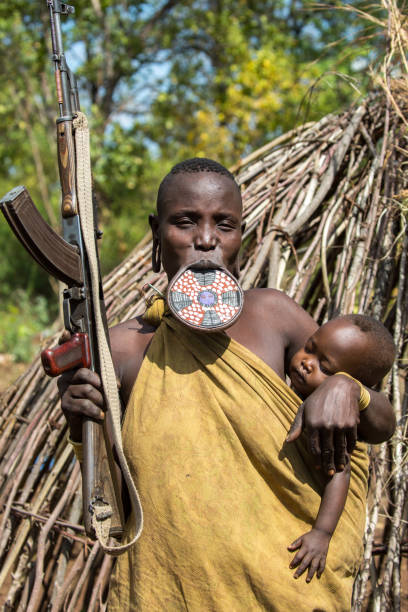 äthiopien: mursi frau mit einem lippenplat - labret stock-fotos und bilder