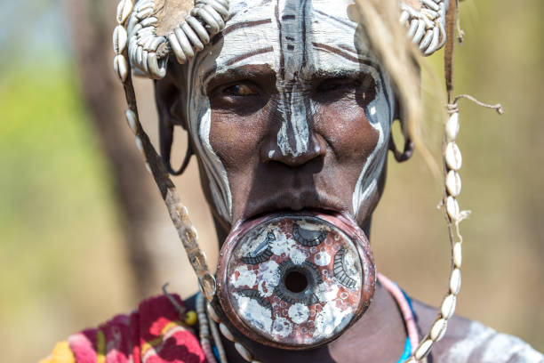 äthiopien: mursi frau mit einem lippenplat - labret stock-fotos und bilder