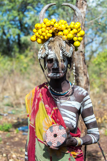 äthiopien: mursi frau mit einem lippenplat - labret stock-fotos und bilder