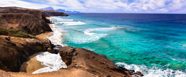 beleza selvagem e praias intocadas de fuerteventura. la pared-local do surfista popular, ilhas canárias - surf sand rock coastline - fotografias e filmes do acervo