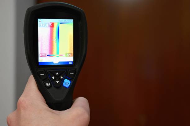 cámara termográfica a mano para comprobar la temperatura - heat loss fotografías e imágenes de stock