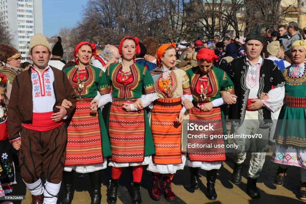 Snelkoppelingen Roest onderwijzen Mensen Gekleed Met Traditionele Bulgaarse Authentieke Folklore Kleding  Stockfoto en meer beelden van Bontgekleurd - iStock