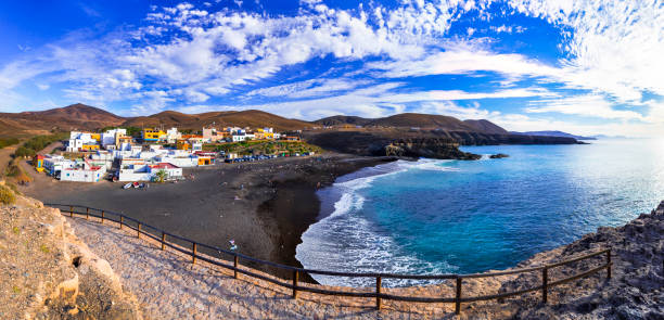 fuerteventura-vila piscatória tradicional pitoresca ajui, com praia preta. ilhas canárias - volcanic landscape rock canary islands fuerteventura - fotografias e filmes do acervo