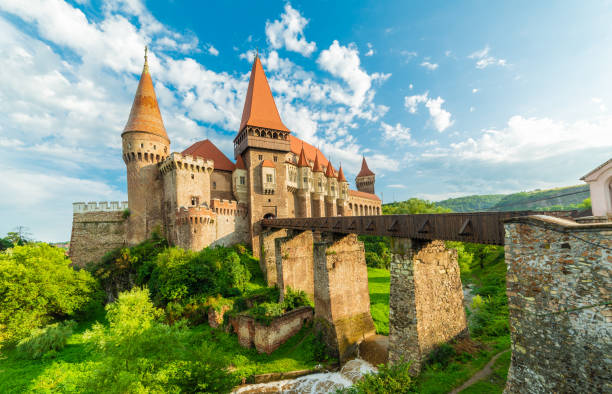 castillo medieval de hunyad corvin - hunyad castle fotografías e imágenes de stock