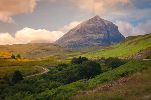 vue majestueuse sur le coucher de soleil de quinag, près du château d'ardvreck, des highlands écossais, côte nord-ouest - scotland castle highlands region scottish culture photos et images de collection