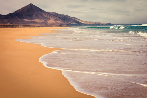 praia de barlovento em cofete, fuerteventura, ilhas canárias, spain - volcanic landscape rock canary islands fuerteventura - fotografias e filmes do acervo