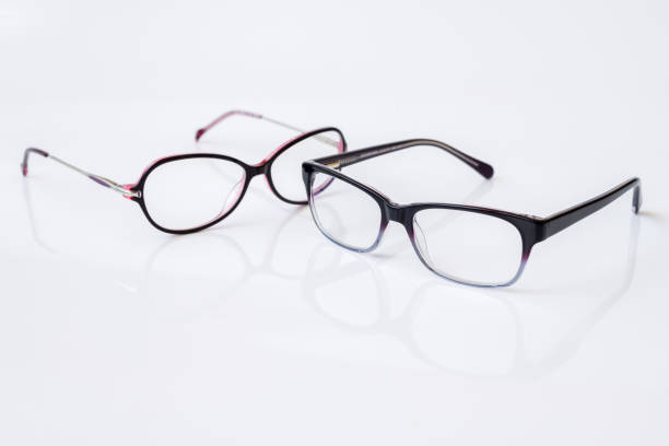 occhiali eleganti da donna con lenti monofocali - paio foto e immagini stock
