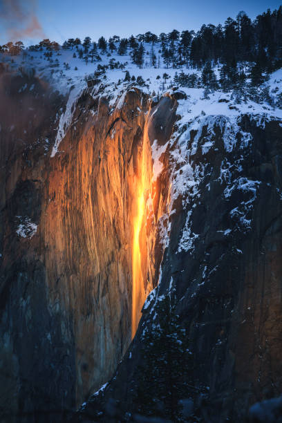 yosemite-feuerfall bei sonnenuntergang - mountain majestic park cliff stock-fotos und bilder