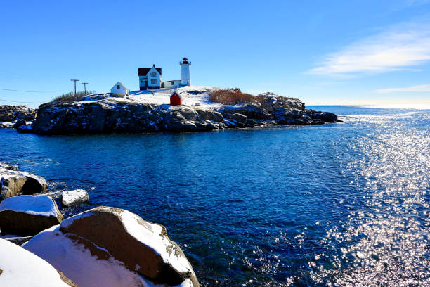 маяк наббл после снега - maine lighthouse winter ice стоковые фото и изображения