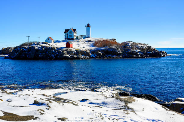 маяк наббл после снега - maine lighthouse winter ice стоковые фото и изображения