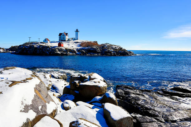 nubble o farol após a neve - maine lighthouse winter ice - fotografias e filmes do acervo