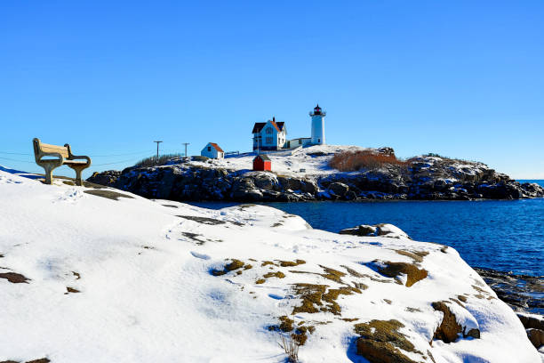 nubble o farol após a neve - maine lighthouse winter ice - fotografias e filmes do acervo