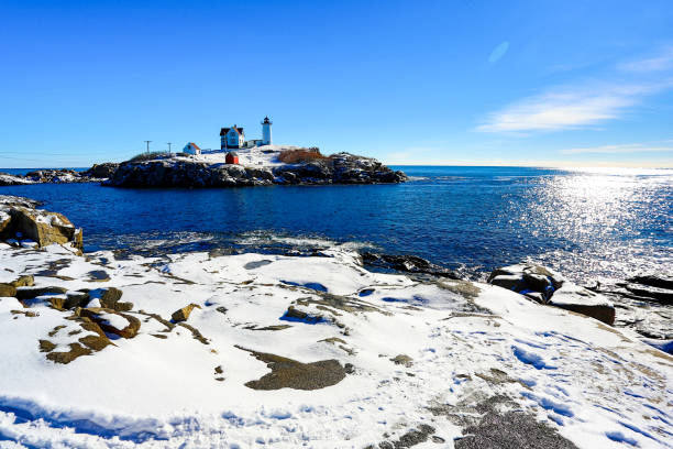 nubble o farol após a neve - maine lighthouse winter ice - fotografias e filmes do acervo