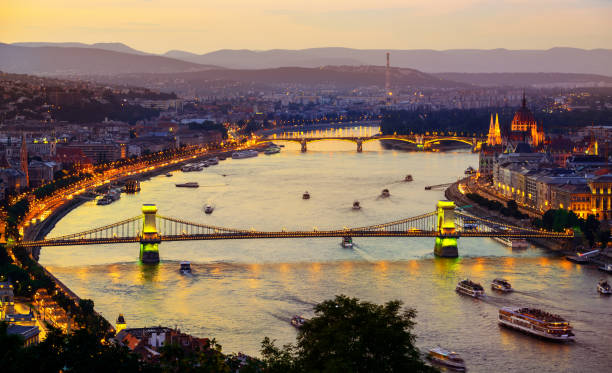 iluminación de la ciudad de budapest - margit bridge fotos fotografías e imágenes de stock